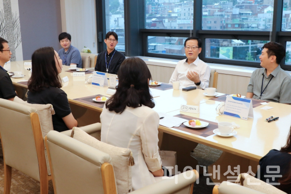 조병규 우리은행장(사진 윗줄 오른쪽 두 번째)이 서울 중구 본점 직원식당에서 MZ직원들과 함께 점심식사를 하며 소통하고 있다. (사진=우리은행)
