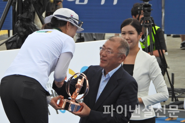 3일 용산 전쟁기념관 평화의 광장에서 열린 '현대자동차 정몽구배 한국양궁대회 2023' 리커브 부문 여자부 시상식에서 정의선 대한양궁협회장이 우승자 정다소미에게 우승 트로피를 전달하고 있다. (사진=황병우 기자)