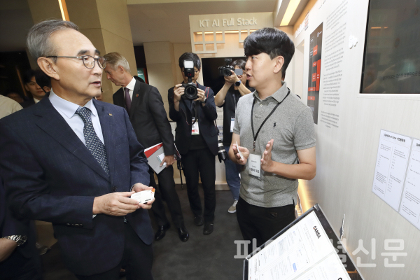 지난 7일 서울 중구 웨스틴조선호텔에서 열린 M360 APAC 콘퍼런스에서 KT 김영섭 대표와 '콴다'의 이용재 대표가 만나 AI 사업 협력에 대해 이야기하고 있다. (사진=KT)