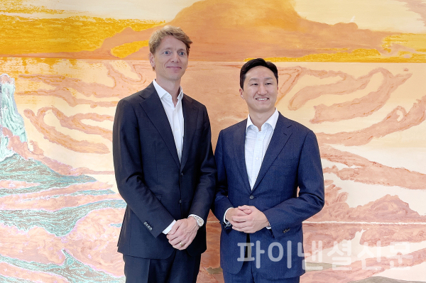 정기선 HD현대 사장이 13일(현지시간) 덴마크 코펜하겐에 위치한 머스크 본사에서 로버트 머스크 우글라 의장과 만나 환담을 나눴다. (사진=HD현대)
