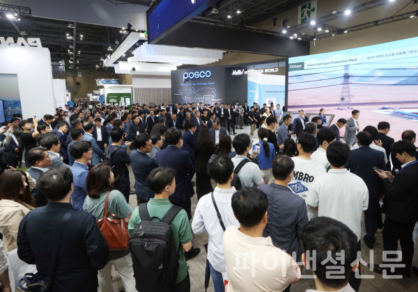 경기도 고양시 킨텍스에서 3일간 열린 H2 MEET 2023 현장에서 관람객들이 포스코그룹 부스를 관람하고 있다. (사진=H2 MEET 조직위)