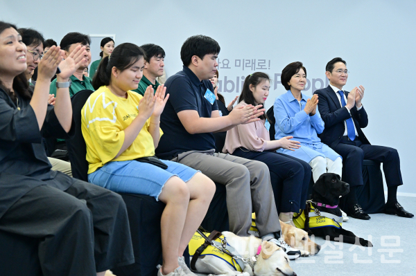 19일 삼성화재 안내견학교에서 열린 안내견 30주년 기념 행사에 참석한 (오른쪽부터) 이재용 삼성전자 회장, 홍라희 前 삼성미술관 리움 관장, 시각장애인 파트너들의 모습 /사진=삼성