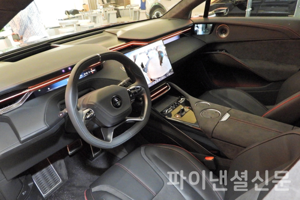 로터스 '엘레트라' 실내 (사진은 디지털 사이드 미러 카메라 적용 모델) (사진=황병우 기자)