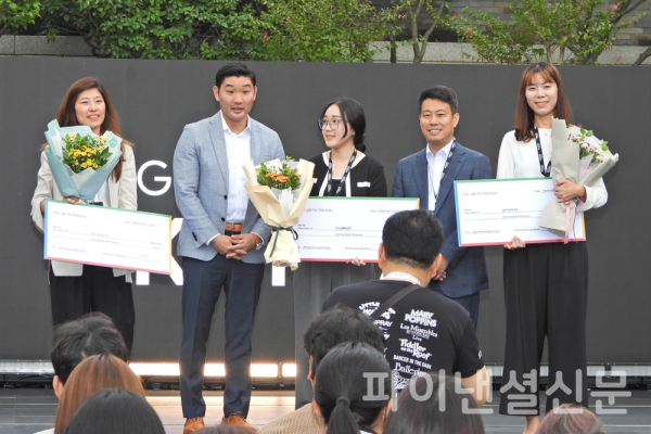 21일 오후 서울 중구 신라호텔에서 열린 '구글 포 코리아(Google for Korea) 2023' 행사에서 임정욱 중소벤처기업부 창업벤처혁신실장(오른쪽 두번째)이 '구글 스타트업 캠퍼스 여성 파운더스 펀드'의 시상식 후 스타트업 대표들과 기념사진을 촬영하고 있다. (사진=황병우 기자)