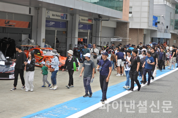 23일 전남 영암 KIC에서 열린 전남GT 대회 '피트워크 이벤트'에서 관람객들이 슈퍼6000 경주차들을 둘러보고 있다. (사진=황병우 기자)