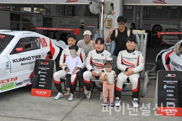 23일 전남 영암 KIC에서 열린 전남GT 대회 '피트워크 이벤트'에서 금호엑스타 레이싱의 (왼쪽부터) 이창욱, 이찬준, 송영광 드라이버가 현장을 찾은 관람객들과 포토타임을 가지고 있다. (사진=황병우 기자)