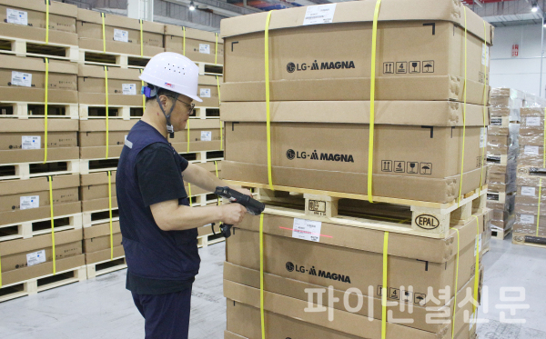 인천 서구에 위치한 LG전자 인천캠퍼스 LG마그나 이파워트레인 생산라인에서 LG마그나 직원이 전장 부품의 품질 검사를 실시하고 있다. (사진=LG전자)