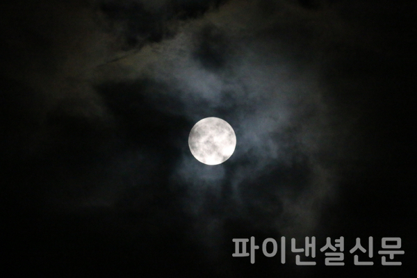 29일 오후 9시 30분경 서울 하늘에 떠오른 추석 보름달 (사진=황병우 기자)