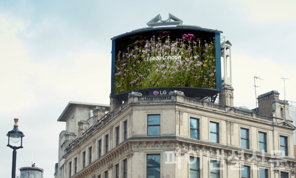 LG전자는 현지시간 11일부터 15일까지 런던에서 열리는 세계적인 아트페어 ‘프리즈’에 참가해 거장의 예술작품을 올레드 TV로 생생하게 선보인다. 사진은 런던 피카딜리 광장의 대형전광판에서 예고 영상을 상영하고 있는 모습 (사진=LG전자)