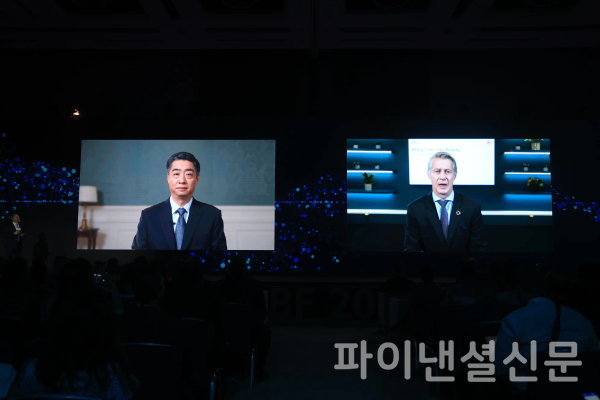 켄 후(Ken Hu) 화웨이 순환 회장, 마츠 그란리드(Mats Granryd) GSMA 사무총장/사진=화웨이