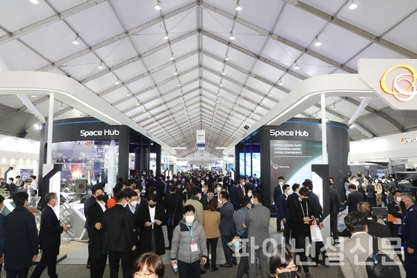 23일 서울 ADEX 2021 퍼블릭데이에 실내 전시공간을 방문한 일반 관람객들 모습. (사진=서울 ADEX 운영본부)