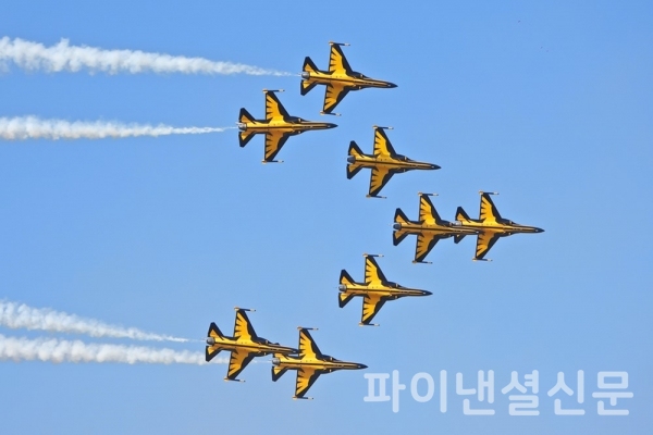 18일 오전 서울ADEX 2021이 열린 성남 서울공항 상공을 대한민국 공군 곡예비행팀 '블랙이글스'가 비행하고 있다. (사진=황병우 기자)