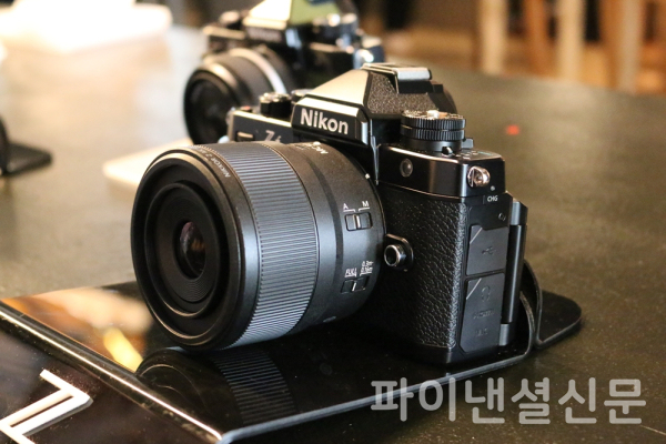 과거 니콘의 필름 카메라 'FM2'의 외관을 계승한 신제품 풀프레임 미러리스 카메라 니콘 Z f (사진=황병우 기자)
