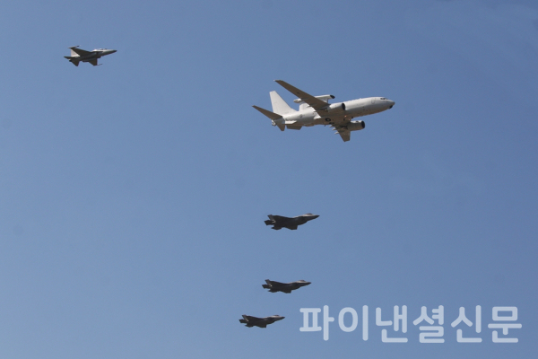 16일 경기도 성남시 서울공항 상공에서 시범 비행을 선보이는 FA-50, E-737, F-35A (사진=황병우 기자)