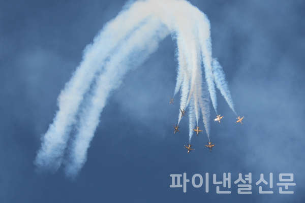 16일 오전 서울ADEX 2023 개막 하루 전 프레스데이가 열린 성남 서울공항 상공을 대한민국 공군 곡예비행팀 블랙이글스가 비행하는 모습. (사진=황병우 기자)