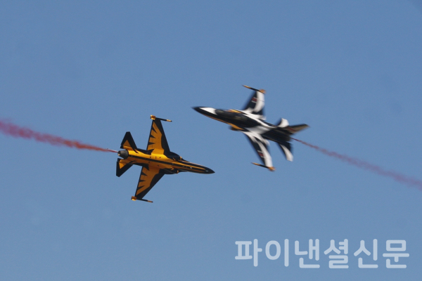 16일 오전 서울ADEX 2023 개막 하루 전 프레스데이가 열린 성남 서울공항 상공을 대한민국 공군 곡예비행팀 블랙이글스가 비행하는 모습. (사진=황병우 기자)