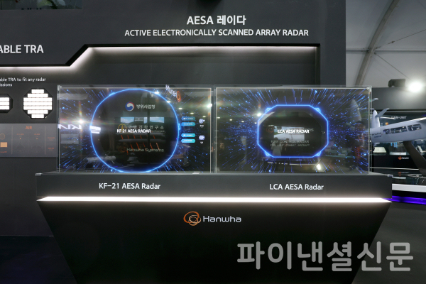 한화시스템이 국방과학연구소와 함께 개발한 KF-21 AESA레이다(왼쪽)와 자체 개발한 경공격기용(LCA) AESA레이다 (사진=한화시스템)