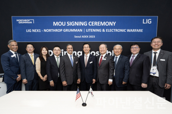 LIG넥스원이 노스롭그루먼이 서울 ADEX 2023에서 공중 전자전 분야 협업을 위한 업무협약을 체결했다. (사진=노스롭그루먼)