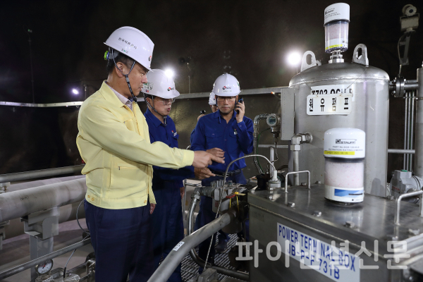 한국석유공사 박현규 비축사업본부장이 울산 석유비축기지에서 비축유 방출태세 및 시설안전 현장점검을 하고있다. (사진=석유공사)