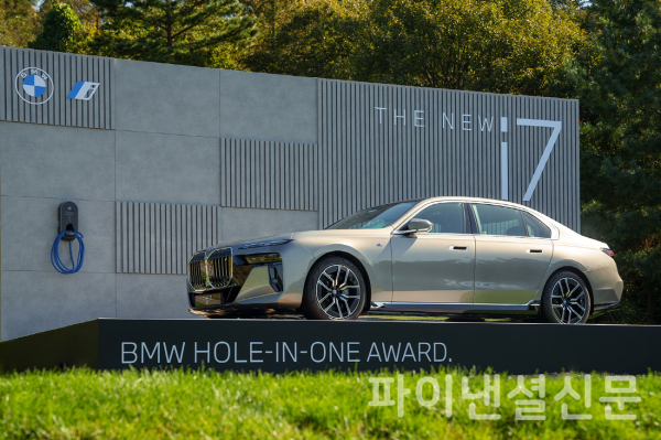 16번홀에 전시된 BMW 레이디스 챔피언십 홀인원 부상 'BMW i7' (사진=BMW코리아)