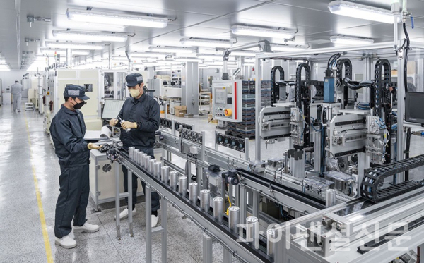 LS머트리얼즈 직원들이 경기도 군포 공장에서 커패시터를 생산하고 있다. (사진=LS머트리얼즈)