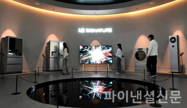 24일부터 나흘간 서울 코엑스에서 열리는 제54회 한국전자전에서 관람객들이 초(超)프리미엄 가전 ‘LG 시그니처’의 예술적인 디자인을 감상하고 있다. (사진=LG전자)