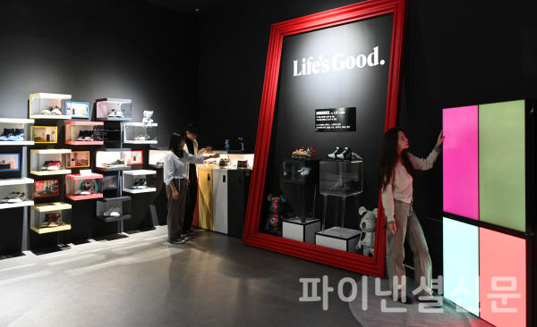 24일부터 나흘간 서울 코엑스에서 열리는 제54회 한국전자전에서 관람객들이 프리미엄 신발관리 솔루션 스타일러 슈케어·슈케이스와 LG 씽큐 앱에서 원하는 컬러로 바꿀 수 있는 무드업 냉장고룰 체험하고 있다. (사진=LG전자)