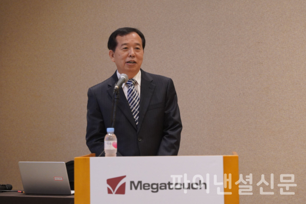 메가터치 윤재홍 대표이사가 24일 여의도에서 열린 IPO 기자간담회에서 회사 소개와 상장 후 계획에 대해 발표하고 있다. (사진=메가터치)