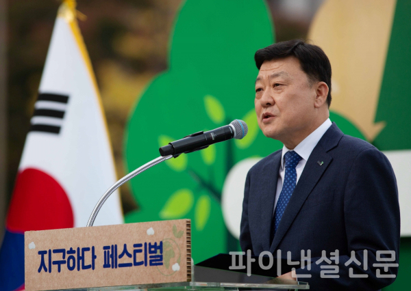 편정범 교보생명 사장이 지난 24일 서울 광화문광장에서 열린 '지구하다 페스티벌' 개막식에서 축사를 하고 있다. (사진=교보생명)