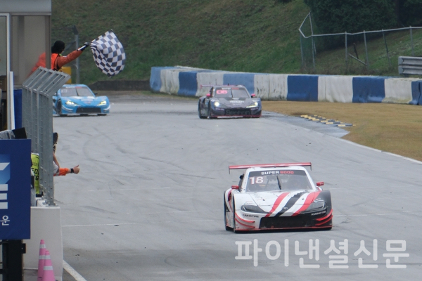 지난 5일 경기도 용인 에버랜드 스피드웨이에서 열린 CJ대한통운 슈퍼레이스 챔피언십 최종전 슈퍼6000클래스 8라운드에서 이찬준의 18번 경주차가 3위로 결승선을 통과하며 시즌 챔피언을 확정짓고 있다. (사진=황병우 기자)
