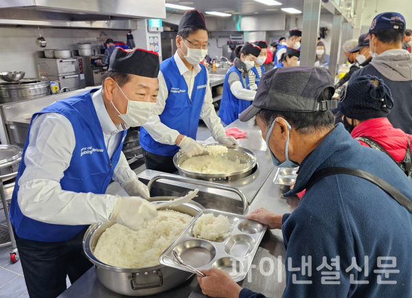 한종희 삼성전자 부회장(왼쪽) 등 삼성전자 임직원들이 지난 6일 경기 성남시 사회복지 기관 '안나의 집'에서 노숙자 대상 배식 봉사에 참여하고 있다. (사진=삼성)