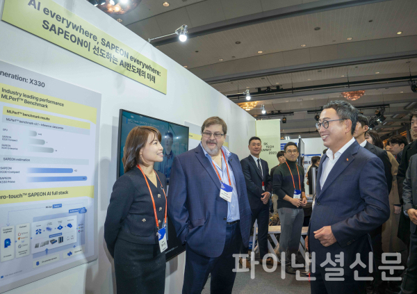 SK텔레콤 유영상 사장이 16일 코엑스에서 열린 'SK 테크 서밋 2023'에서 사피온 전시 부스를 관람하고 있는 모습 (사진=SKT)