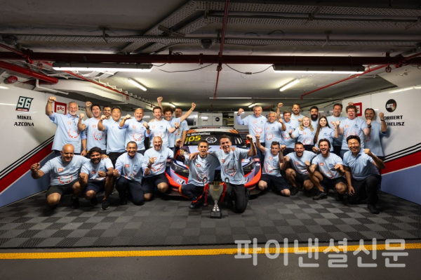 '2023 TCR 월드투어' 마카오 대회에서 드라이버 부문 종합 우승을 차지한 노버트 미첼리즈와 BRC 현대 N 스쿼드라 코르세 팀이 기념 촬영을 하고 있는 모습 (사진=현대차)