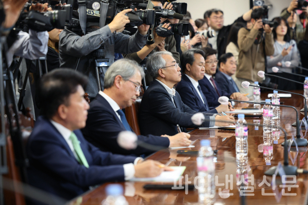 20일 오후 서울 중구 은행연합회에서 김주현 금융위원장, 이복현 금융감독원장이 참석한 가운데 열린 금융지주회장단 간담회에서 참석자들이 김 위원장의 발언을 경청하고 있다. 왼쪽부터 함영주 하나금융지주 회장, 임종룡 우리금융지주 회장, 이석준 농협금융지주 회장, 진옥동 신한금융지주 회장, 빈대인 BNK금융지주 회장, 김기홍 JB금융지주 회장 /사진=연합뉴스