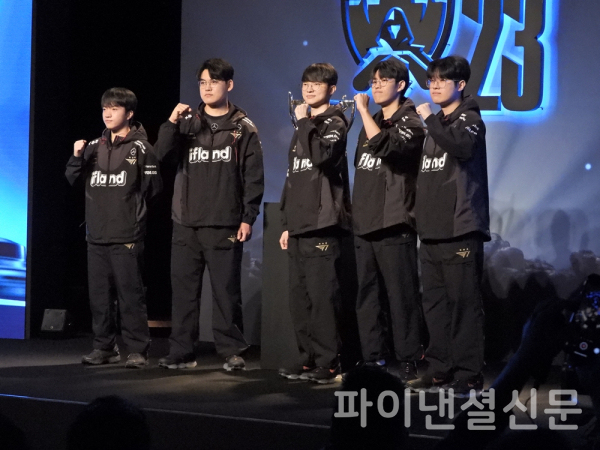지난 15일 오후 서울 중구 반얀트리 클럽 앤 스파 서울에서 열린 2023 리그 오브 레전드(LoL) 월드 챔피언십(롤드컵) 결승 미디어데이에서 T1의 (왼쪽부터) '케리아' 류민석, '구마유시' 이민형, ‘페이커’ 이상혁, '오너' 문현준, '제우스' 최우제가 포즈를 취하는 모습. (사진=황병우 기자)