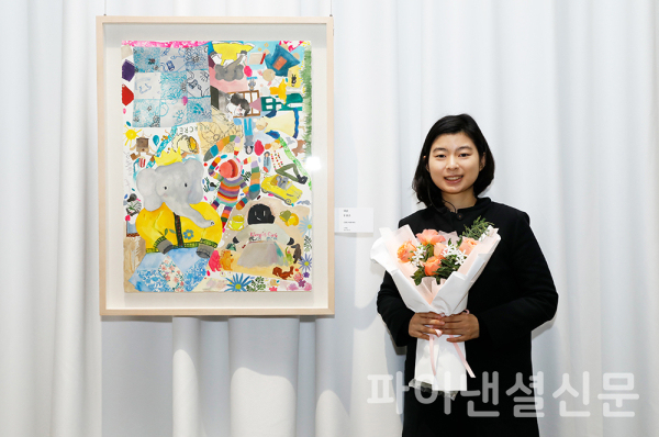 JW그룹의 공익재단인 중외학술복지재단은 22일 JW과천사옥에서 ‘2023 JW 아트 어워즈’ 시상식을 개최했다. 대상 수상자인 정영은(29세, 발달장애) 작가가 수상작 ‘인생은 아름다워2’ 앞에서 기념촬영을 하고 있다.