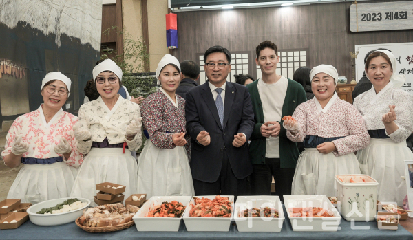'제4회 김치의 날' 기념식 현장에서 기념사진을 촬영하는 한국농수산식품유통공사 김춘진 사장(우측4번째), 방송인 파비앙(우측3번째) (사진=농수산식품유통공사)