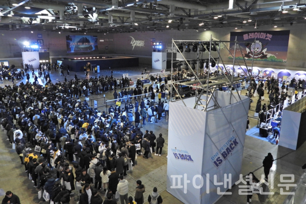 던파 페스티벌의 또 다른 행사 '플레이마켓'도 4년 만에 시즌5로 함께 열려 많은 이용자들이 유명 창작자들의 굿즈를 구입하기 위해 문전성시를 이뤘다. (사지=황병우 기자)