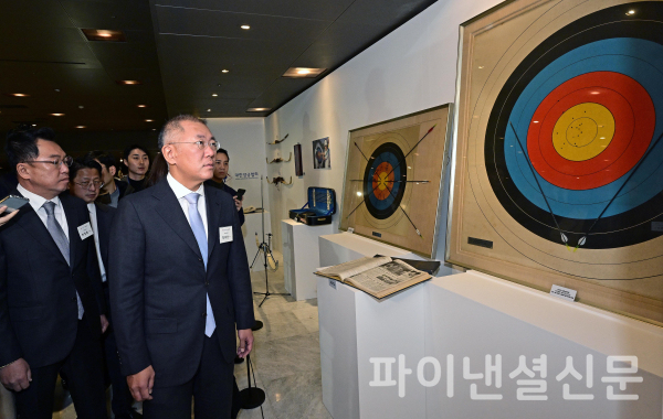 정의선 현대차그룹 회장(대한양궁협회장)이 '2023 한국 양궁 60주년 기념 행사장'에서 한국 양궁의 역사가 담긴 전시물들을 둘러보는 모습 (사진=현대차그룹)