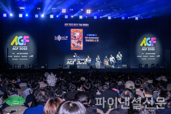 2일 AGF 2023 행사장 내에 마련된 무대 '레드 스테이지'에서 넷마블 이종혁 사업부장(오른쪽 첫번째)이 게임 개발 디렉터 카노 요시키, 성우 카와스미 아야코, 성우 오오쿠보 루미와 1천500여명의 관중이 함께하는 시간을 가졌다. (사진=넷마블)