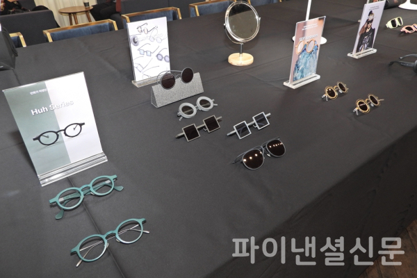 5일 열린 브리즈 런칭 5주년 기자간담회에서 전시된 3D 프린팅으로 제작되는 다양한 형태의 안경테 모습. 왼쪽 첫번째 안경테가 허영만 작가의 안경으로 알려진 Huh 시리즈 안경테다. (사진=황병우 기자)