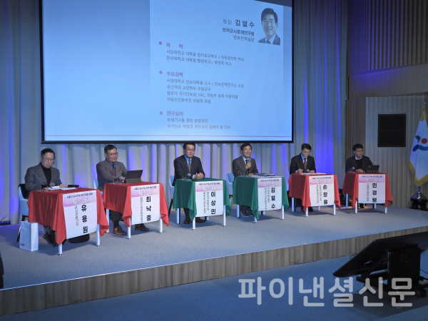 12일 오후 서울시 2차 안보포럼이 열린 서울시청 대회의실에서 패널들이 토론하는 모습. (사진=황병우 기자)