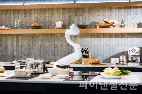 지난 4월 두산로보틱스가 출시한 F&amp;B 전용 협동로봇 E시리즈 모습 (사진=두산로보틱스)