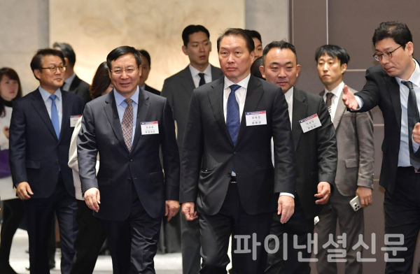 최태원 대한상의 회장(오른쪽)과 비징취안 중국측 위원장(왼쪽)이 간담회장으로 입장하고 있다. /사진=대한상의