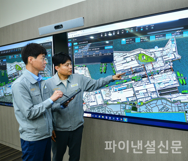 HD현대중공업 직원들이 디지털 트윈을 활용한 가상 조선소 ‘트윈포스(TWIN FOS)’를 통해 조선소 공정 상황을 실시간으로 살펴보고 있다. (사진=HD현대)