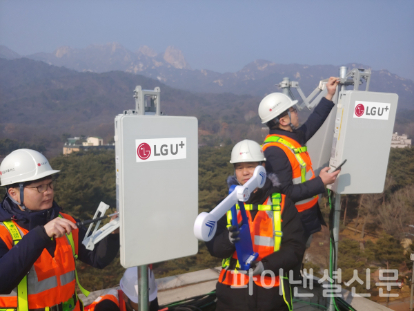LG유플러스가 크리스마스와 연말·연시를 앞두고 이동통신 통화량 및 데이터 트래픽 급증에 대비해 네트워크 최적화, 24시간 종합상황실 운영 등 '연휴 특별 소통 대책'을 수립했다고 21일 밝혔다. (사진=LG유플러스)