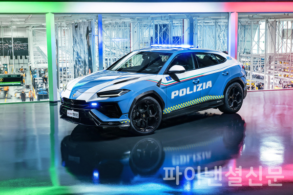 오토모빌리 람보르기니가 이탈리아 경찰청에 전달한 이탈리아 고속도로 경찰의 특수 임무에 운용될 슈퍼 SUV, 우루스 퍼포만테 모습 (사진=람보르기니)