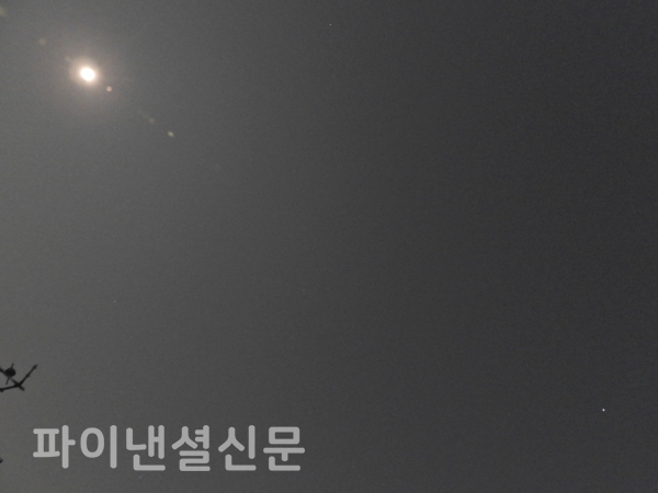 27일 오후 9시 40분경에 촬영한 올해 마지막 보름달과 오른쪽 하단 작은 점으로 찍힌 목성. (카메라 니콘 P1000, 초점거리 35㎜ 환산 24㎜, 노출시간1/2, 조리개 f/2.8, ISO 800) (사진=황병우 기자)