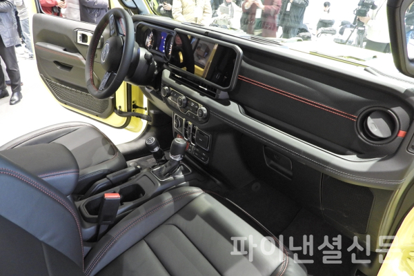 12.3인치 와이드 디스플레이 적용으로 보다 세련되어진 더 뉴 2024 랭글러 실내 모습 (사진=황병우 기자)