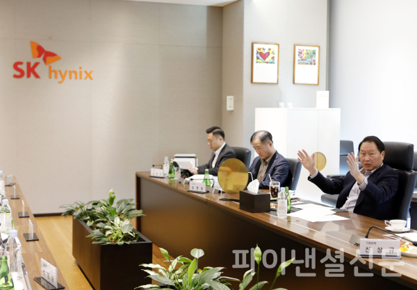 최태원 SK그룹 회장이 4일 SK하이닉스 이천캠퍼스 R&D센터에서 경영진에게 HBM웨이퍼와 패키지에 대한 설명을 듣고 있다. (좌측부터 최태원 회장, 곽노정 SK하이닉스 대표이사 사장, 최우진 SK하이닉스 P&T 담당) /사진=SK